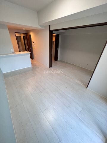 物件内観写真6　(ゆったりとした居間です)