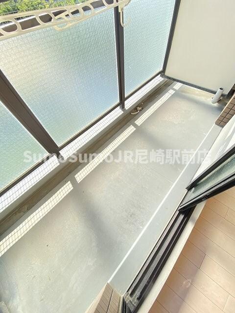 物件内観写真12　(開放的で明るい空間を演出してくれるバルコニーです)