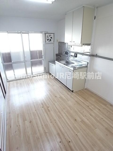 物件内観写真5　(こちらのリビングで趣味の時間をお楽しみください)