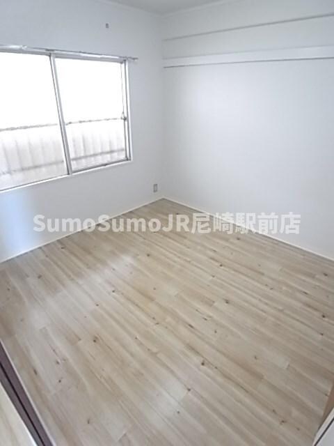 物件内観写真7　(広くて明るい寝室)