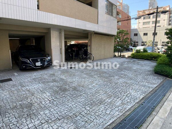 駐車場(駐車場に車を止められます)