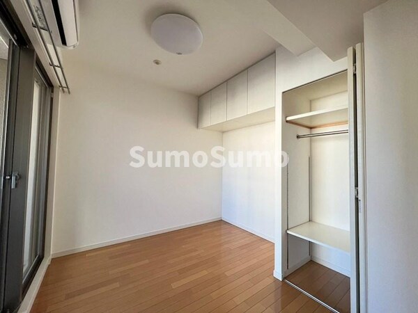 寝室(落ち着いて過ごせるお部屋なので、寝室にいかがでしょうか)