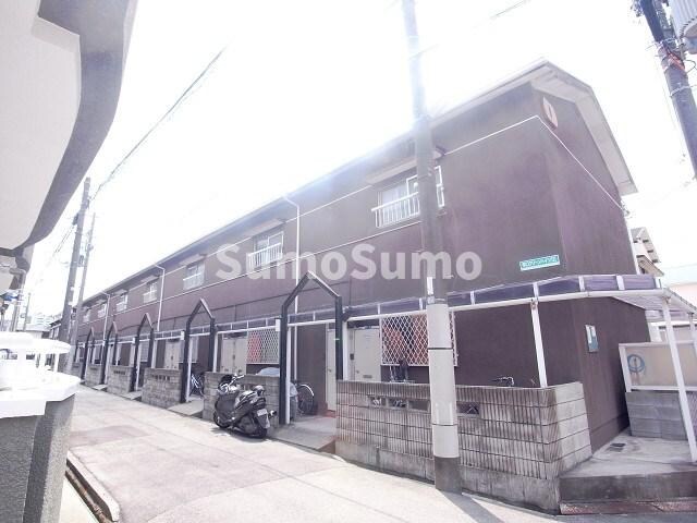 物件外観写真1　(外観は落ち着いています)