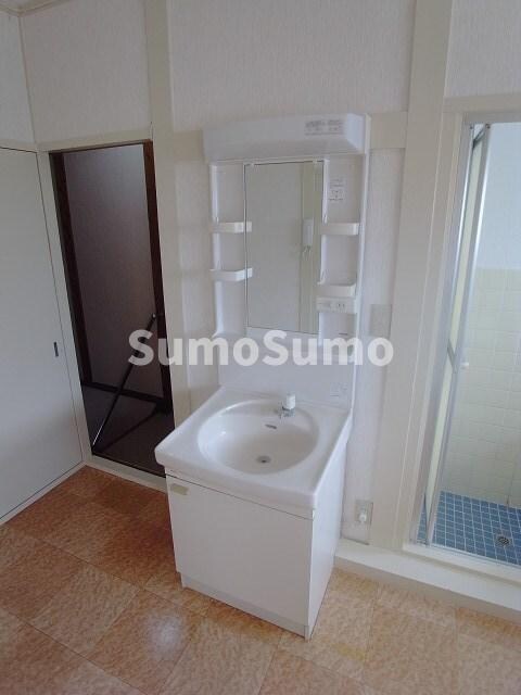 物件内観写真8　(明るい洗面所です)