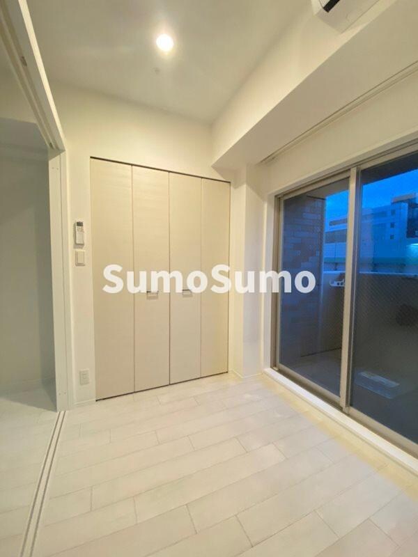 物件内観写真6　(落ち着いた色調の寝室です)