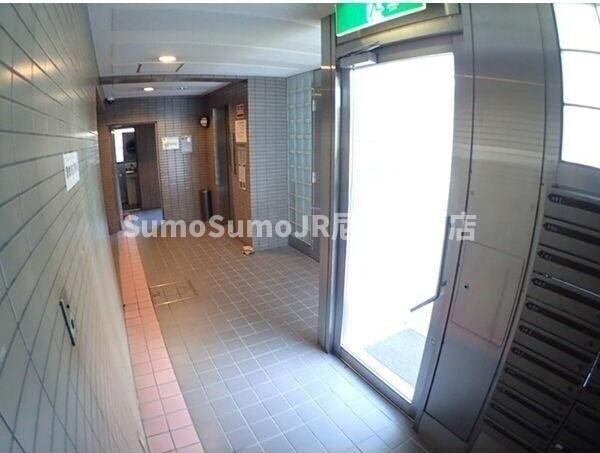 物件外観写真4　(ゆとりのあるエントランスです)