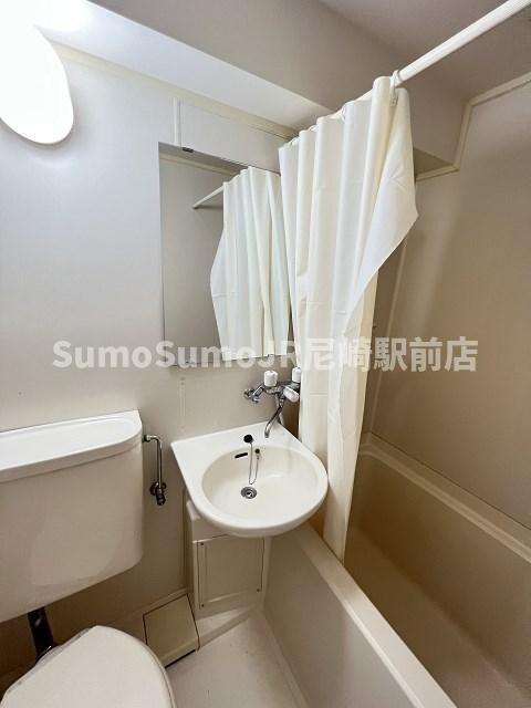 物件内観写真12　(明るい洗面所です)