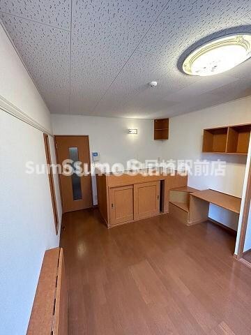 物件内観写真5　(ゆったりとした居間です)