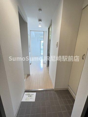 物件内観写真3　(明るい玄関です)