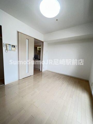 物件内観写真15　(落ち着いた色調の寝室です)