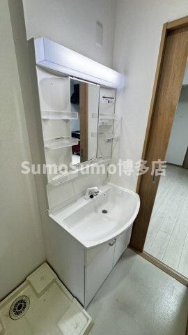 物件内観写真10　(広い洗面スペース)