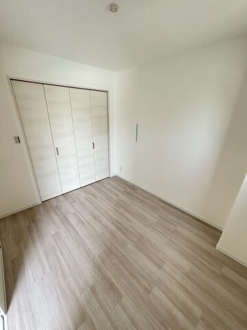 物件内観写真8　(広くて明るい寝室)