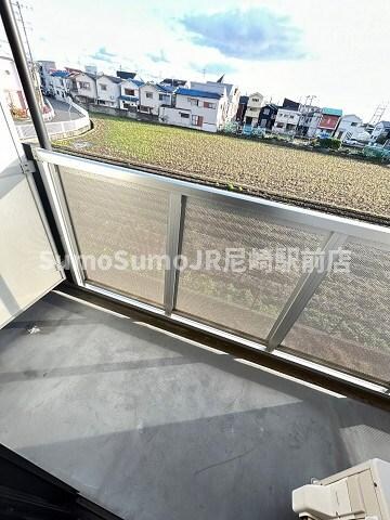 物件内観写真10　(開放的で明るい空間を演出してくれるバルコニーです)