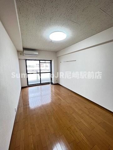 物件内観写真8　(ゆったりとした居間です)