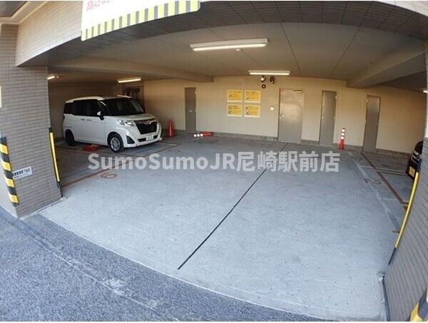 物件外観写真6　(車をお持ちの方に嬉しい駐車場付きの物件です)