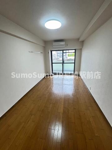 物件内観写真9　(落ち着いた色調の寝室です)