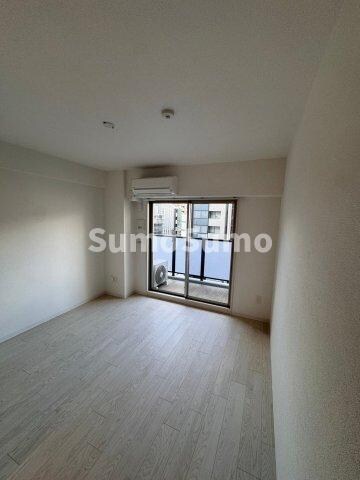 物件内観写真7　(広くて明るい寝室)