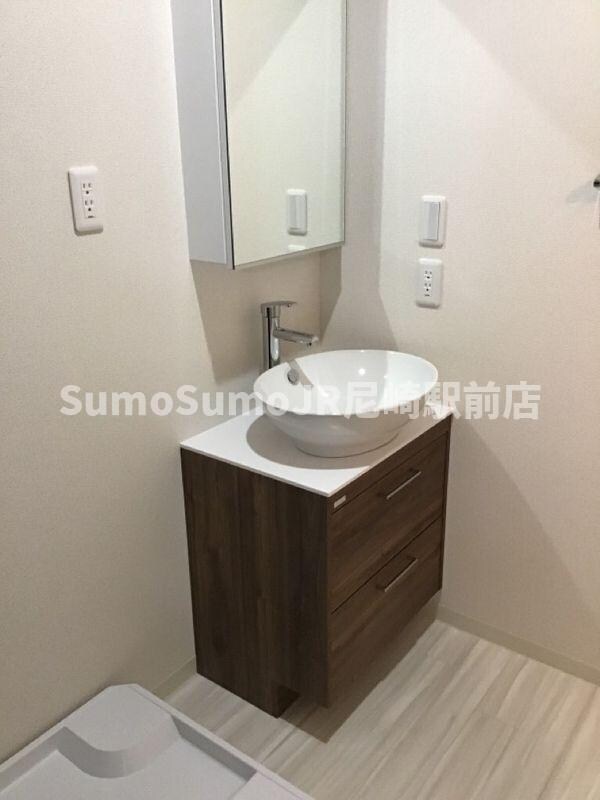 物件内観写真5　(朝の支度にも助かる、独立の洗髪洗面化粧台)