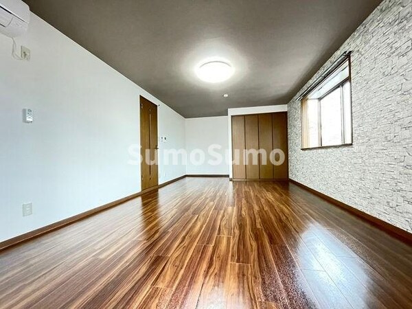 寝室(落ち着いて過ごせるお部屋なので、寝室にいかがでしょうか)