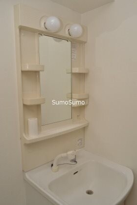 物件内観写真10　(ゆったりとスペースのある洗面所)