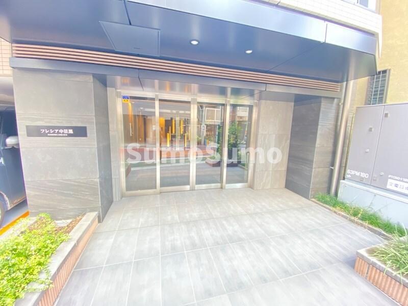 物件外観写真2　(清潔なエントランスです)