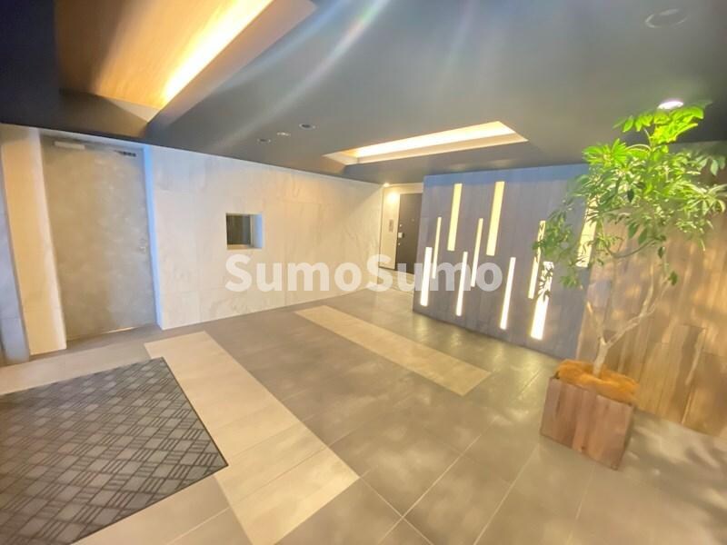 物件外観写真3　(落ち着いたロビーです)