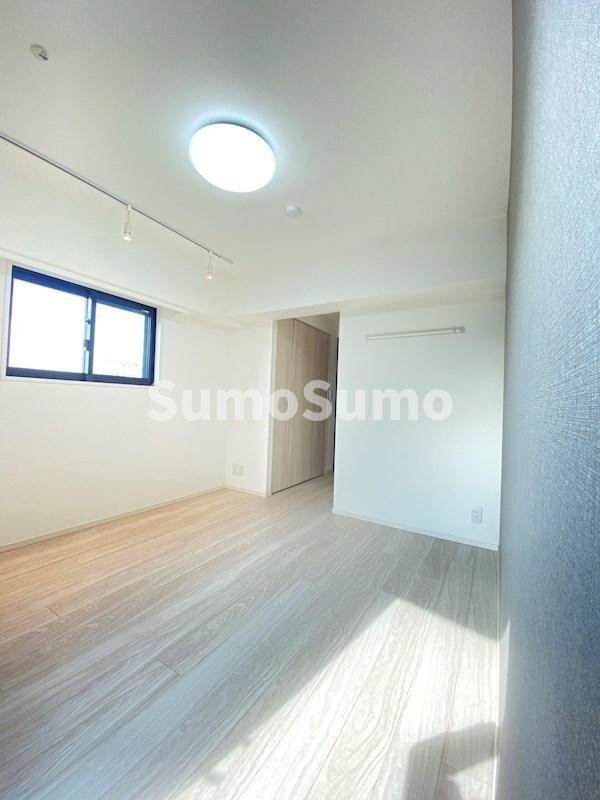 物件内観写真7　(広くて明るい寝室)