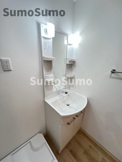 物件内観写真15　(独立洗面台で身支度をすべて済ませてしまいましょう)