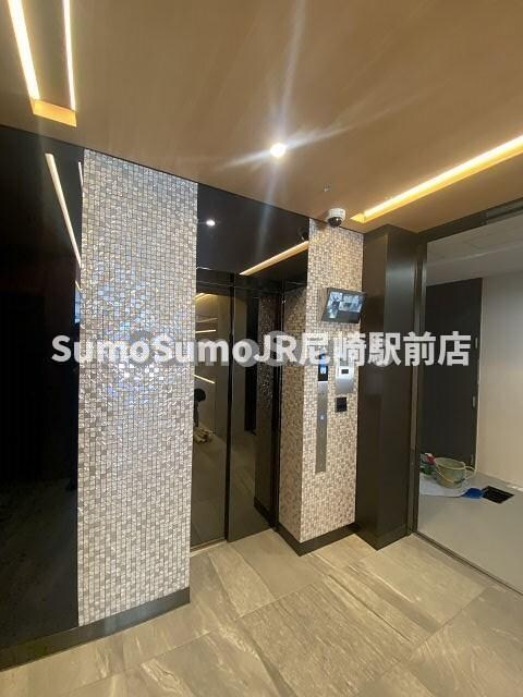 物件外観写真3　(ゆとりのあるエントランスです)