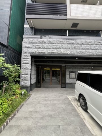 物件外観写真2　(落ち着いたエントランスです)