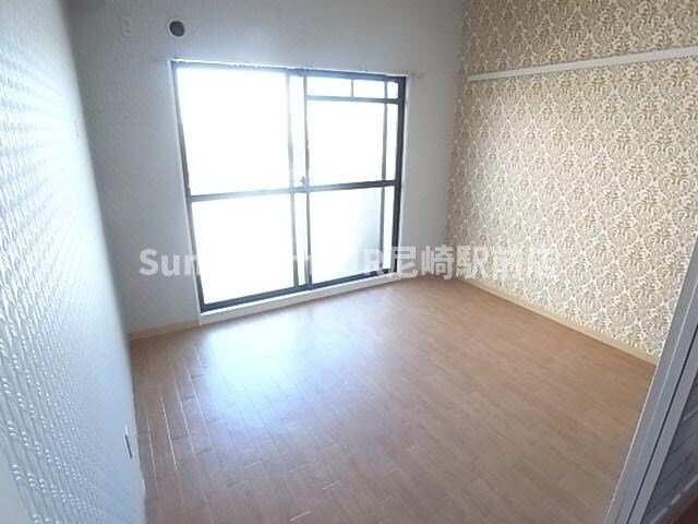 物件内観写真8　(落ち着いた色調の寝室です)