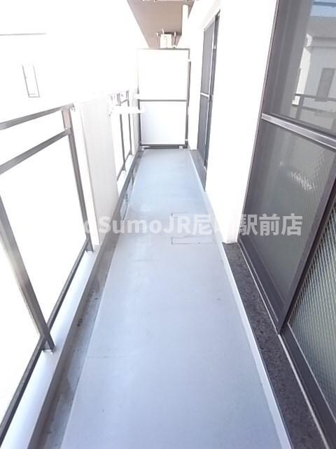 物件内観写真10　(開放的で明るい空間を演出してくれるバルコニーです)