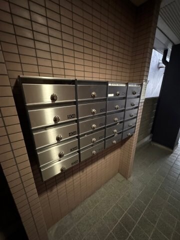 物件外観写真2　(建物の内部です)