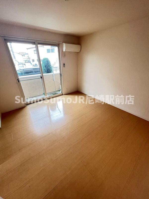 居室(こちらの居間で趣味の時間をお楽しみください)