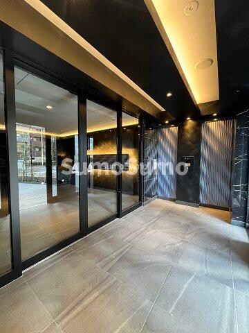 物件外観写真2　(清潔なエントランスです)