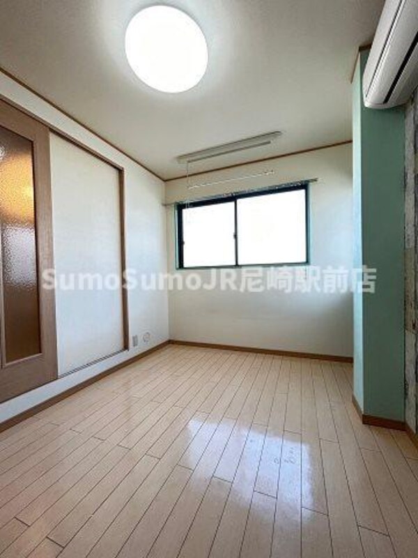 寝室(落ち着いて過ごせるお部屋なので、寝室にいかがでしょうか)