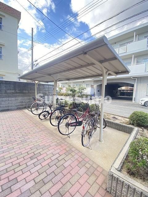 物件外観写真4　(車をお持ちの方に嬉しい駐車場付きの物件です)