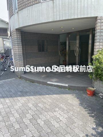 物件外観写真4　(ゆとりのあるエントランスです)