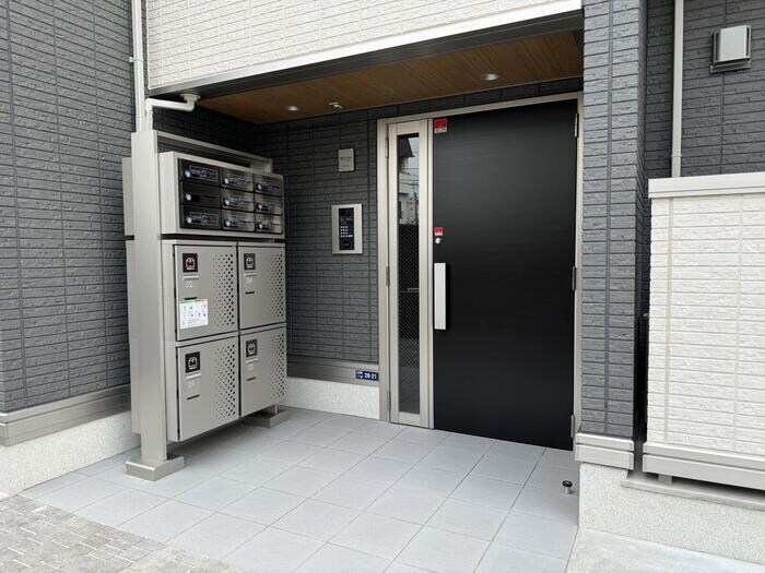 物件外観写真3　(ゆとりのあるエントランスです)