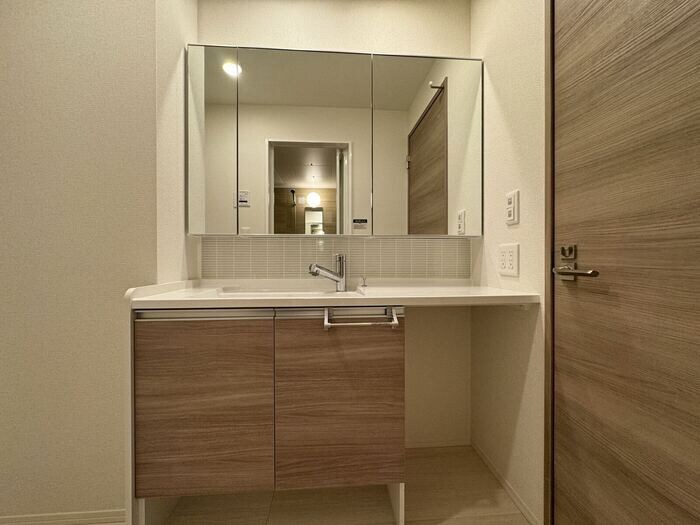 物件内観写真10　(朝の支度にも助かる、独立の洗髪洗面化粧台)