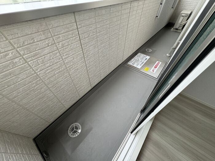 物件内観写真12　(開放的で明るい空間を演出してくれるバルコニーです)