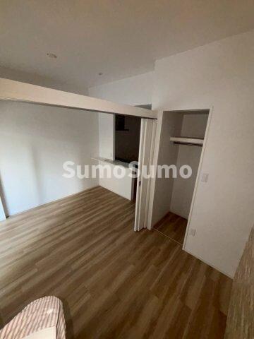 物件内観写真8　(開放的な寝室です)