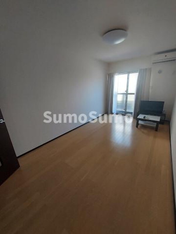 居室(こちらの居間で趣味の時間をお楽しみください)