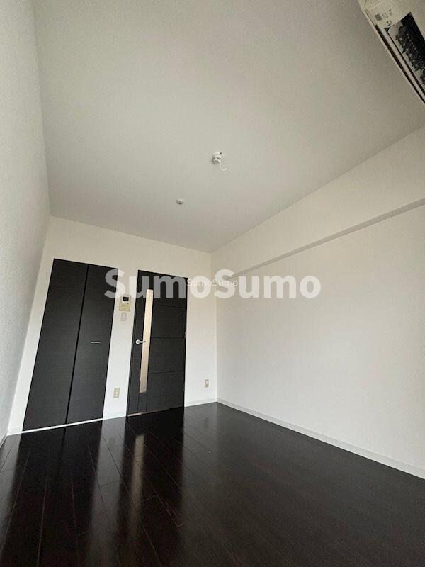 物件内観写真4　(こちらの居間で趣味の時間をお楽しみください)