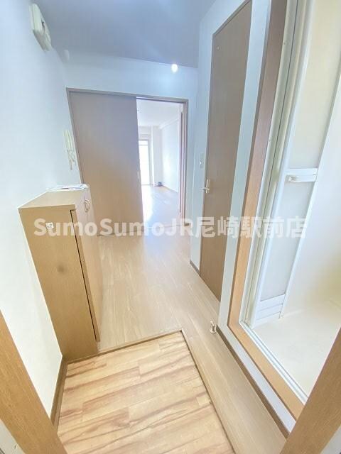 物件内観写真7　(ゆったりとした玄関です)