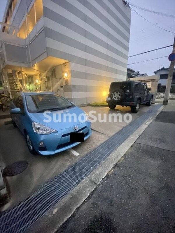 駐車場(車をお持ちの方に嬉しい駐車場付きの物件です)