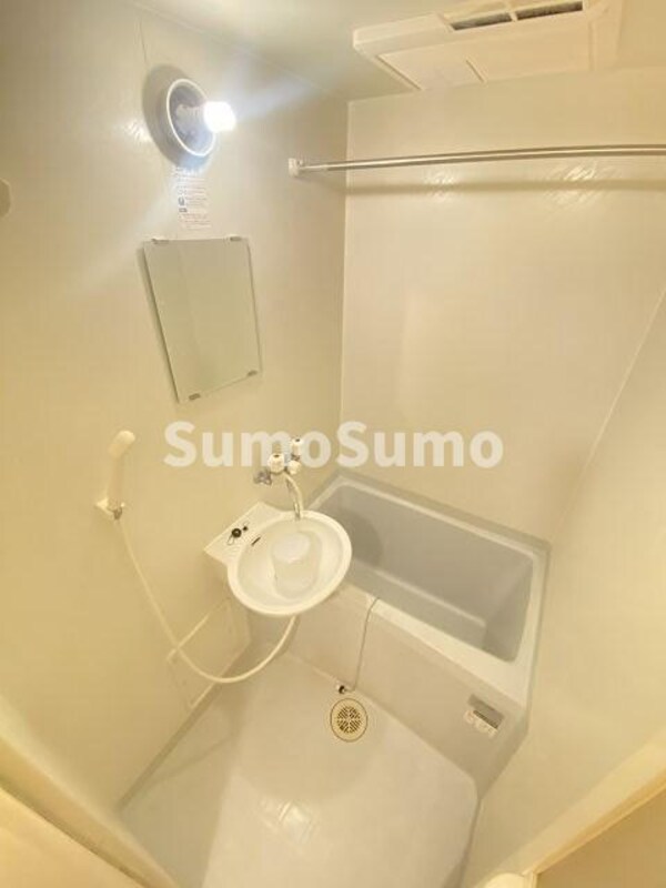 浴室(コンパクトで使いやすいお風呂です)