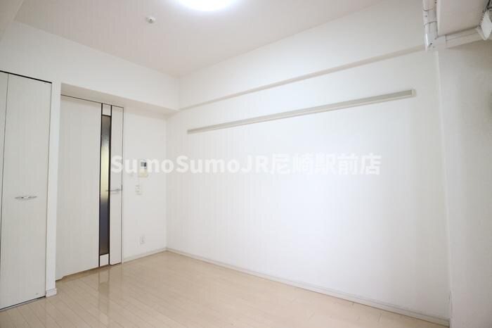 物件内観写真8　(こちらの居間で趣味の時間をお楽しみください)