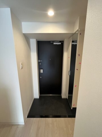 物件内観写真4　(明るい玄関です)