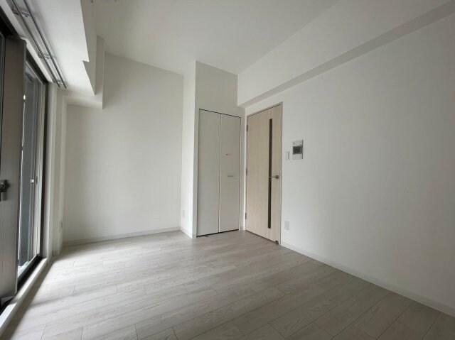 物件内観写真7　(広くて明るい寝室)